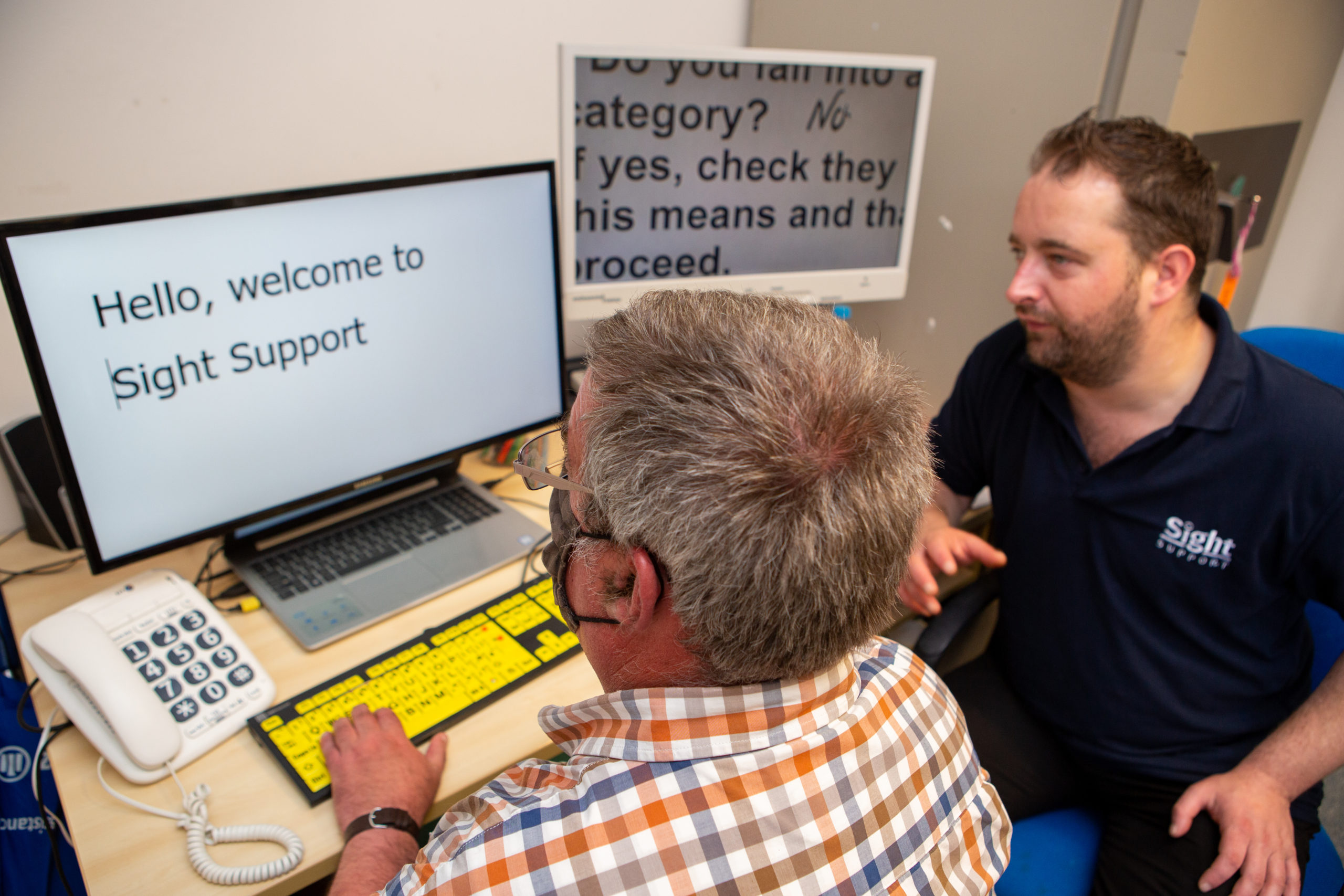 Computer training using large screen and magnified text