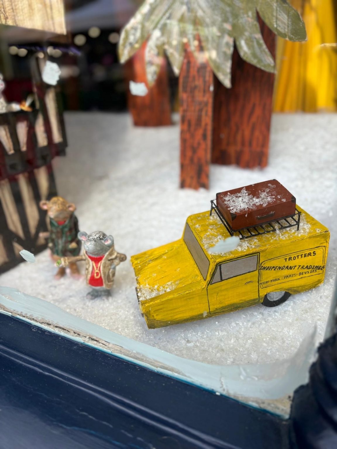 Enjoy the Magic of Our Christmas Mice Window Display in Devizes - Sight ...
